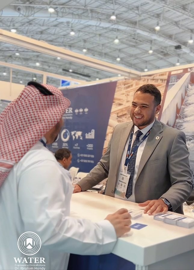 أحمد هلال في حوار مع أحد زوار جناح Water Consultations بمعرض المياه في السعودية