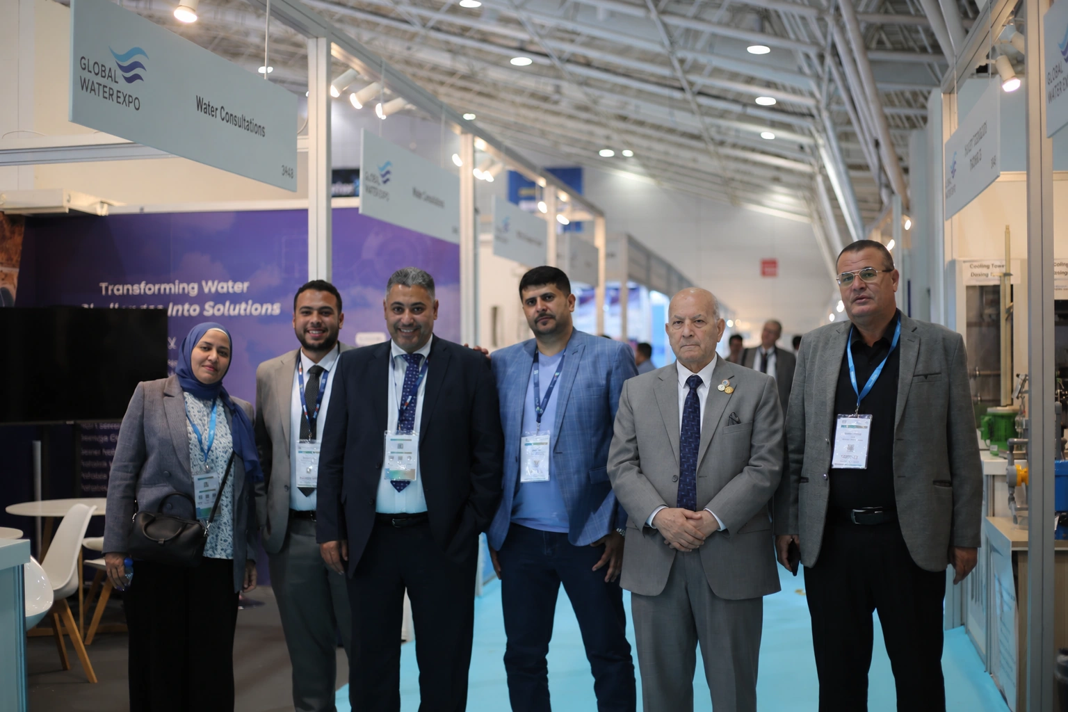 فريق Water Consultations أمام الجناح المستقل في معرض المياه العالمي